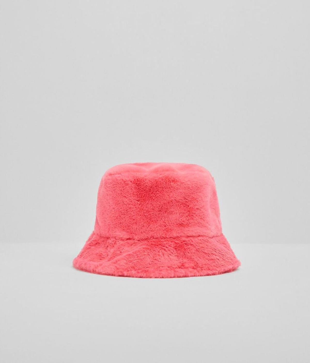 Bucket efecto pelo rosa de Bershka (precio: 15,99 euros)