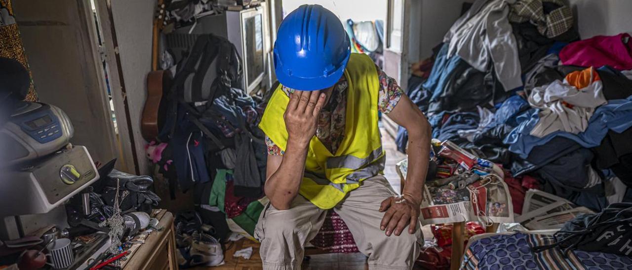 Mohamed, que vive entre escombros en una casa que cae a pedazos, es uno de los obreros empleados en las obras del Camp Nou.
