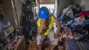 Mohamed, que vive entre escombros en una casa que cae a pedazos, es uno de los obreros empleados en las obras del Camp Nou.