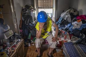 Mohamed, que vive entre escombros en una casa que cae a pedazos, es uno de los obreros empleados en las obras del Camp Nou.
