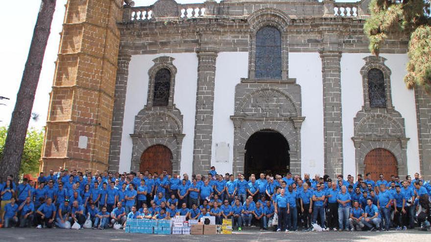 Los colegiados de fútbol campo y fútbol sala, reunidos a las puertas de la Basílica de Nuestra Señora del Pino, en Teror.