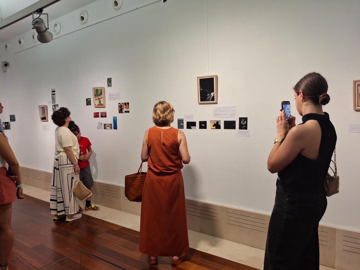 Mirar fotografías y ser fotografiada: la alcaldesa de Xàbia acudió a la exposición