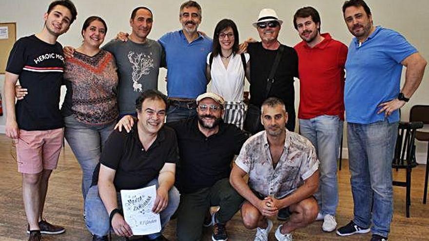 Elenco de &quot;La manta zamorana&quot; durante un ensayo.