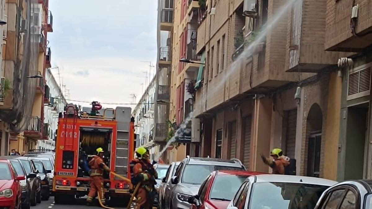 Actuación de los bomberos en el incendio de un edificio de Alaquàs.