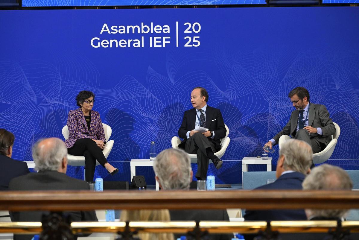 De izquierda a derecha, Arancha González Laya, exministra de Exteriores de España, José Luis Blanco, director general ejecutivo del IEF, y Pablo García-Berdoy, exembajador ante la UE y actual líder de Asuntos Públicos Europa en LLYC
