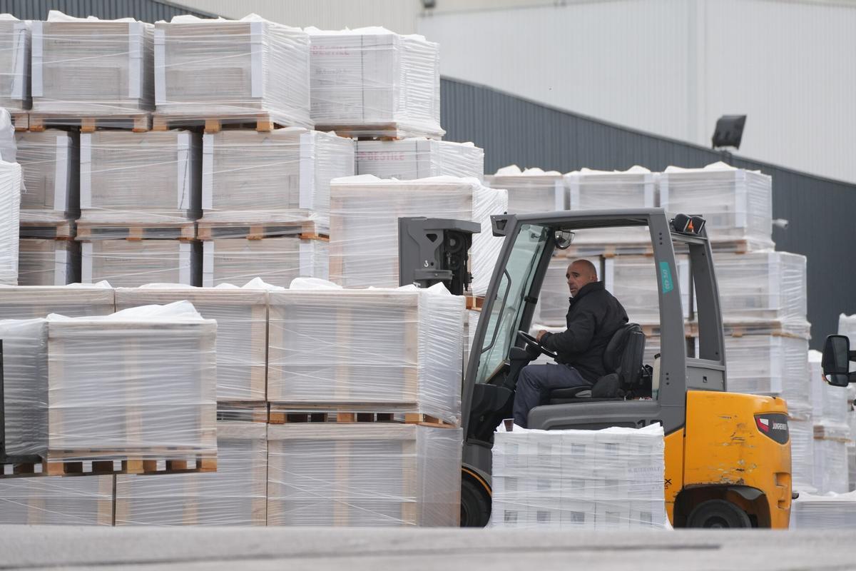 Carga de productos cerámicos en una empresa de Castellón.