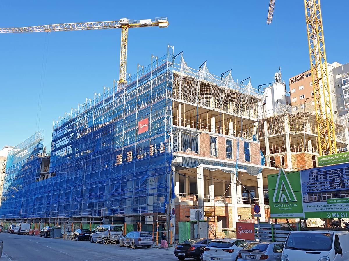 OBRAS DE CONSTRUCCION DE VIVIENDAS EN LA CALLE JACINTO BENAVENTE, EN VIGO, A CARGO DE AVANTESPACIA, INTEGRADA EN EL GRUPO INVERAVANTE.