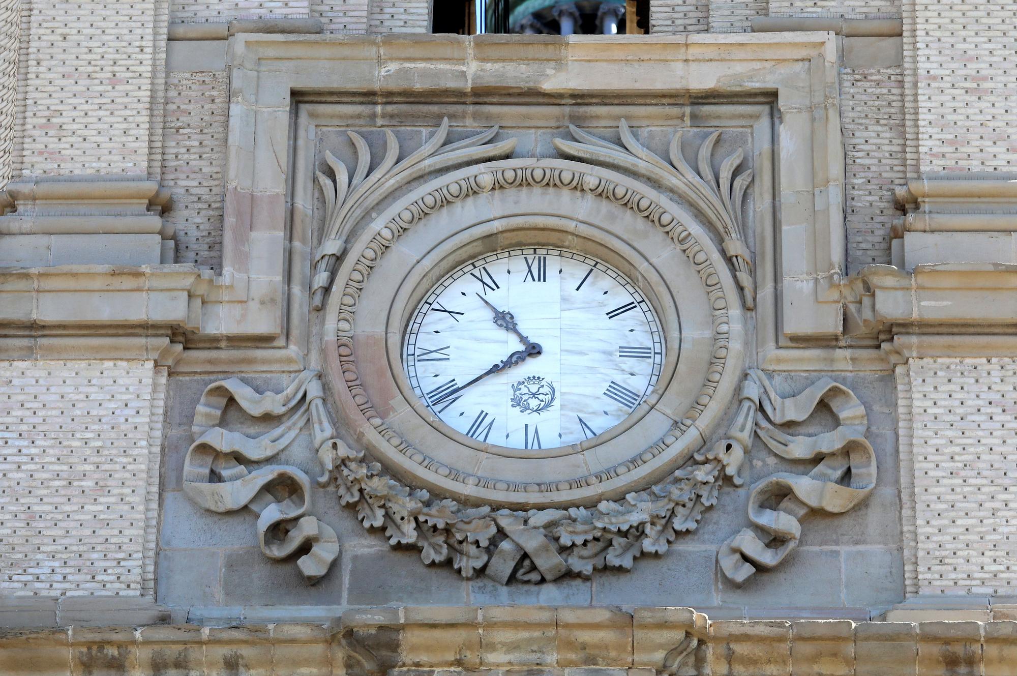 Reloj en la basílica del Pilar.jpg