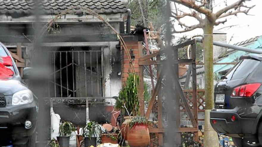 Una imatge de la casa, on hi ha visibles les marques de l&#039;incendi