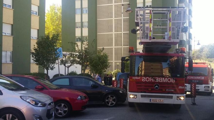 Despliegue de los bomberos en Coia. // C. Graña