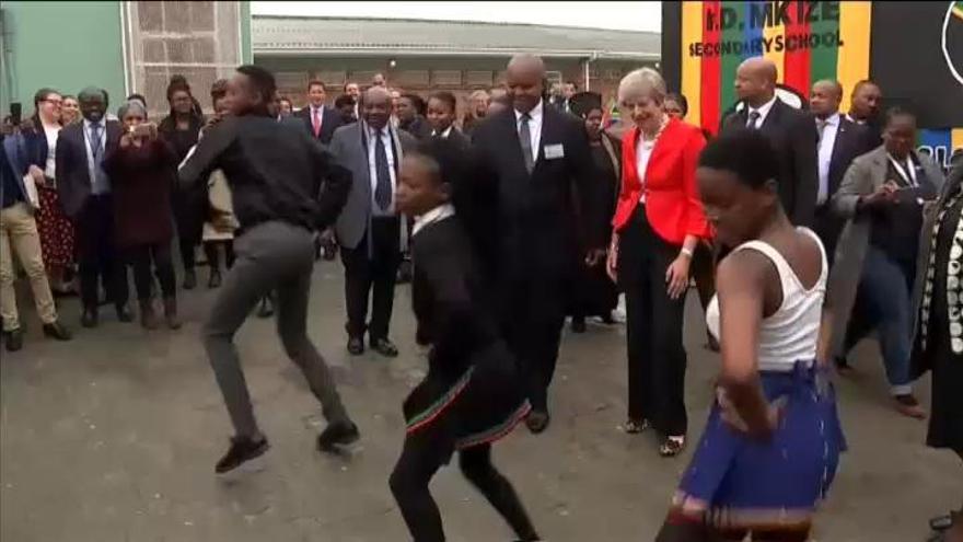 Theresa May baila junto a unos estudiantes en Sudáfrica