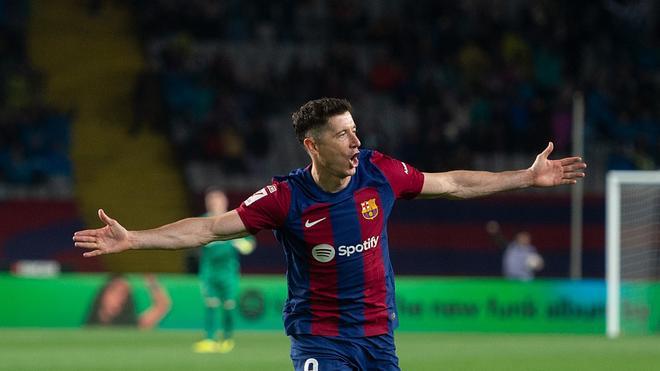 Lewandowski celebra su tercer gol al Valencia en Montjuïc.