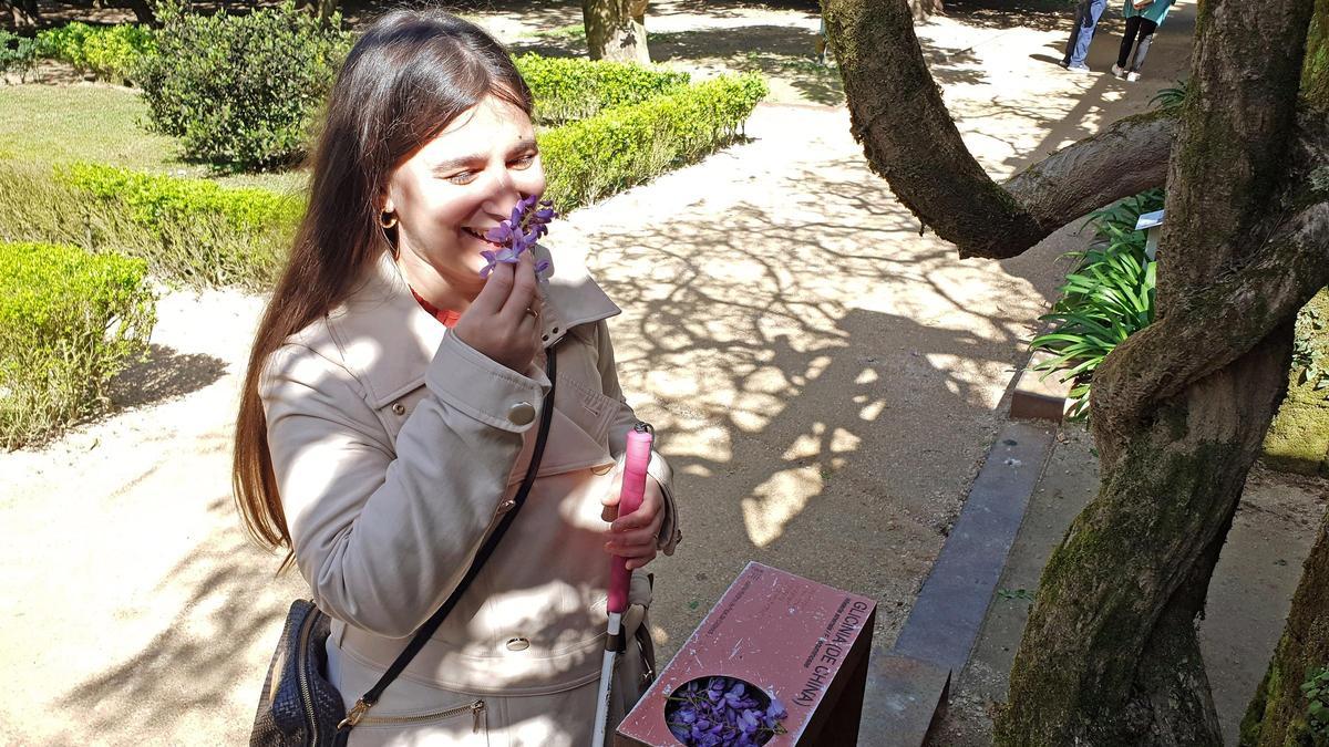 Vigo (Jardines del Pazo Museo Quiñones de León, Parque de Castrelos). Ruta por la cinta guía para invidentes con una usuaria ciega (Lorena) y las dos arquitectas que la crearon, Belinda (pelo corto) y Marister.