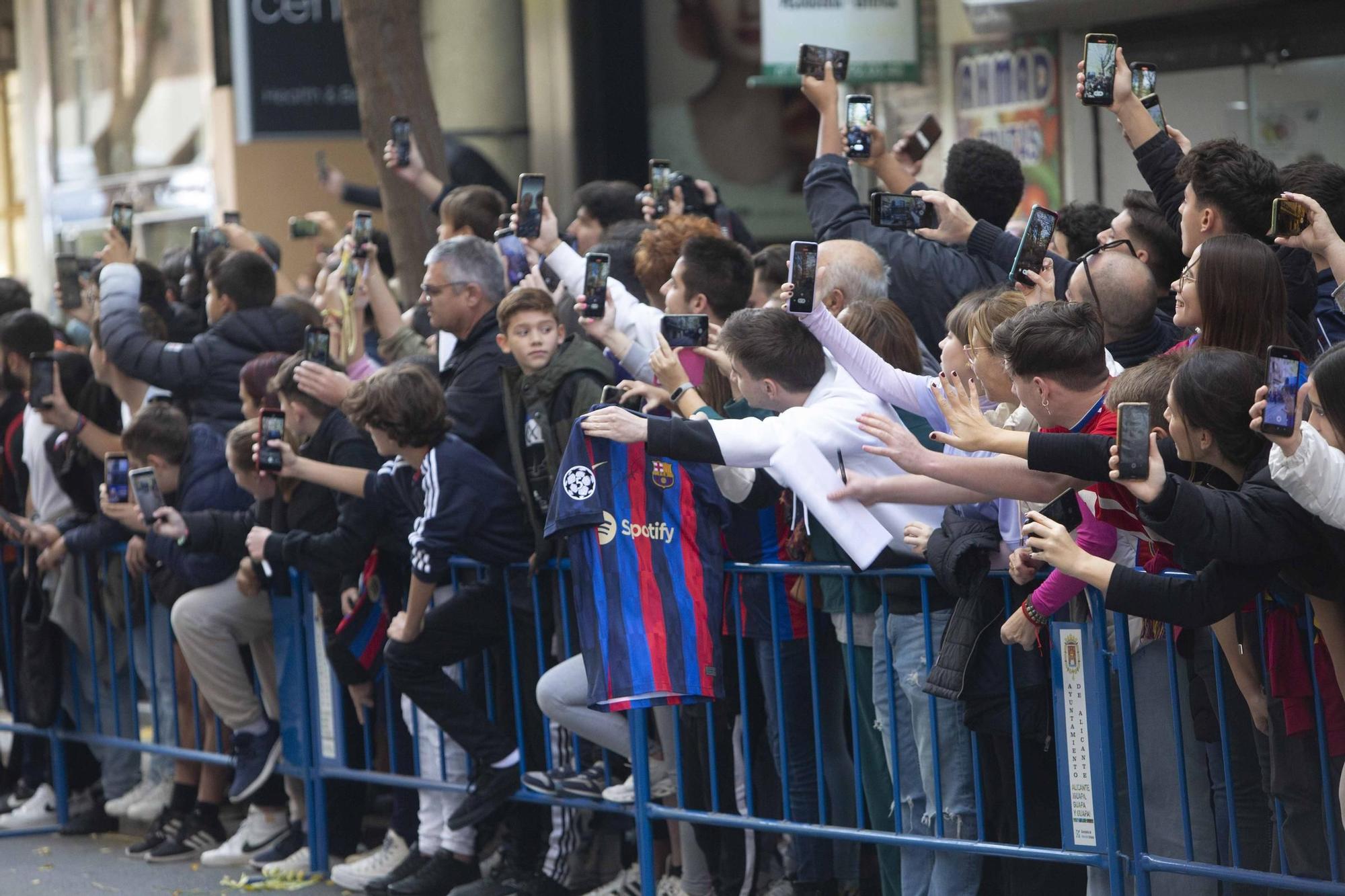 Gran expectación en Alicante por la llegada del Barça