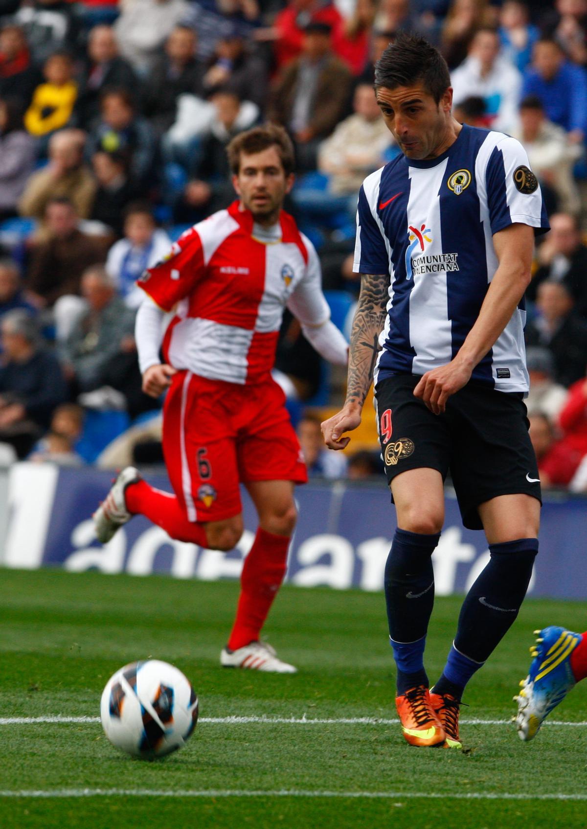 Portillo recibe el balón en el Hércules 3 - Sabadell 1 de la 2012-2013 en Segunda.
