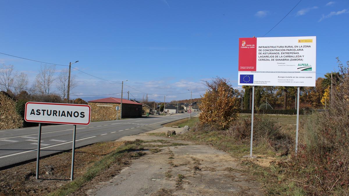 Cartel de las obras en Asturianos.