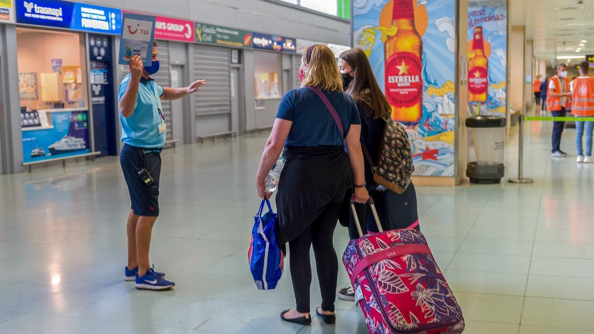 Turistas en el aeropuerto de Barajas.