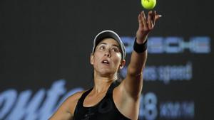  La tenista española Garbiñe Muguruza de España en acción ante Anett Kontaveit de Estonia 