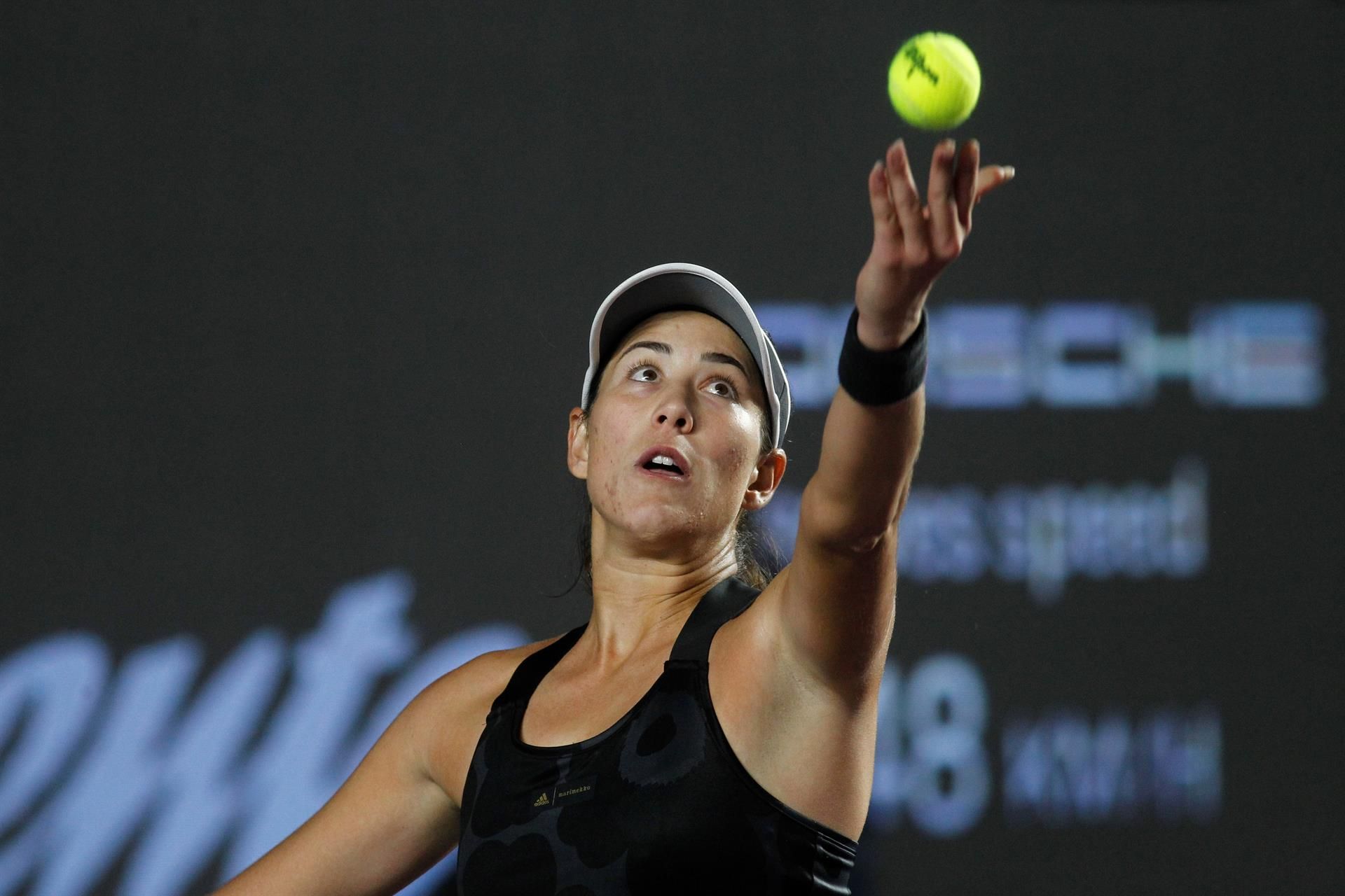 La tenista española Garbiñe Muguruza de España en acción ante Anett Kontaveit de Estonia