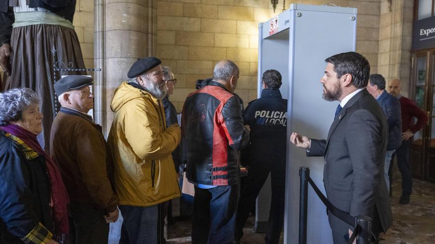 Cort estrena un nuevo sistema de seguridad con atascos y quejas de vecinos para entrar en el pleno