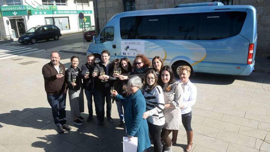 La presentación del &quot;Enobus&quot; corrió a cargo de representantes municipales y de las bodegas. // Xoán Álvarez