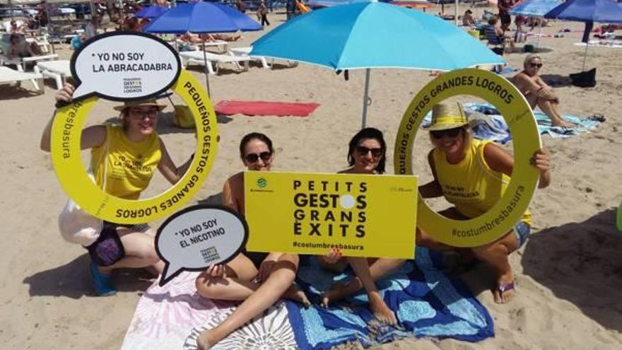 Algunos de los mensajes de la campaña de limpieza de playas de este año.