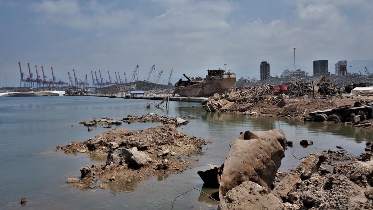 Vista del puerto de Beirut devastado por la explosión, este sábado.