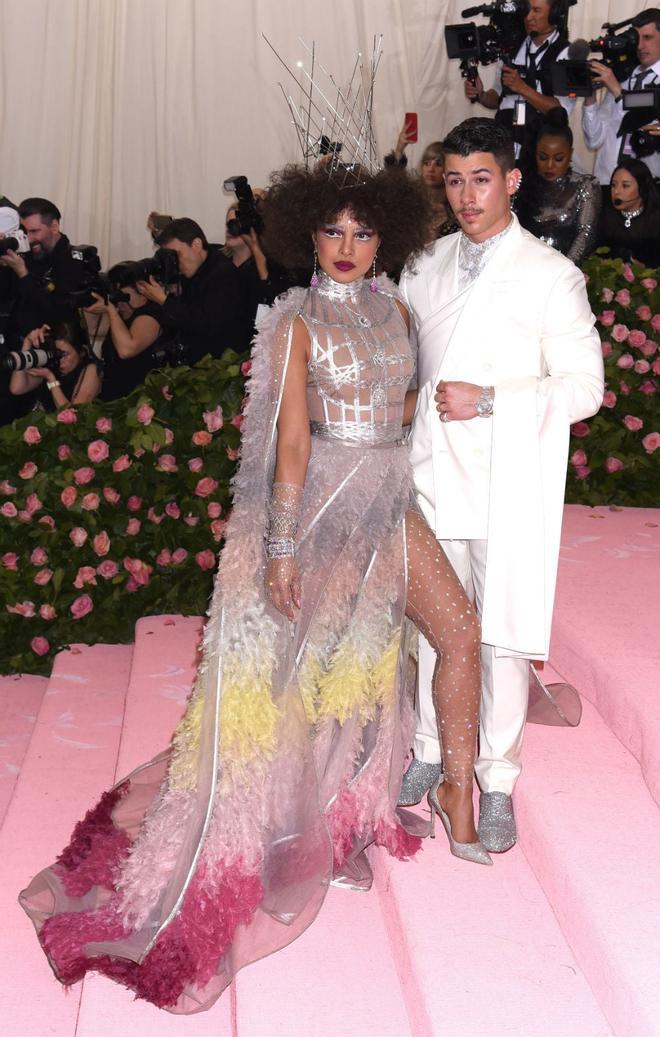Priyanka Chopra con vestido de Dior junto a su marido, Nick Jonas, también con traje de la casa italiana