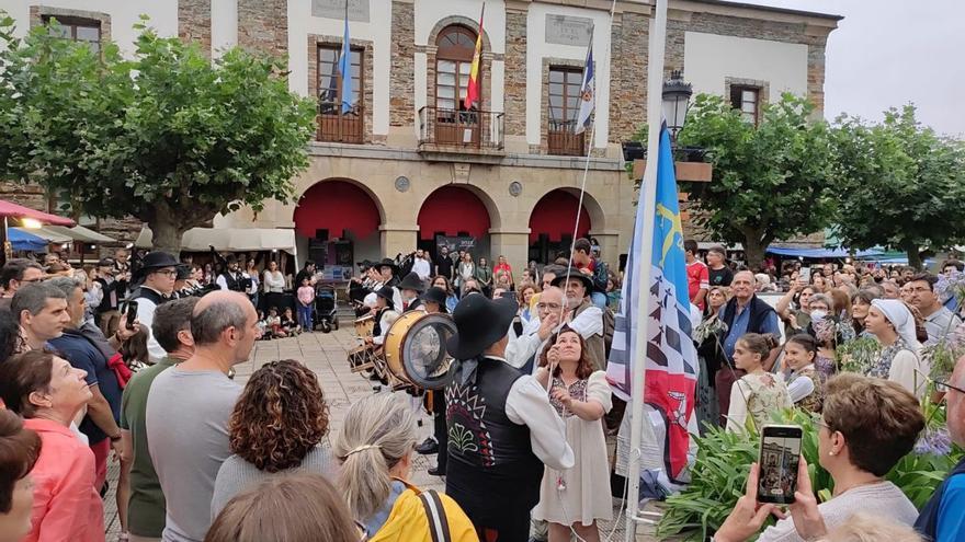 Tapia de Casariego iza la bandera del Festival Intercéltico d'Occidente -  La Nueva España