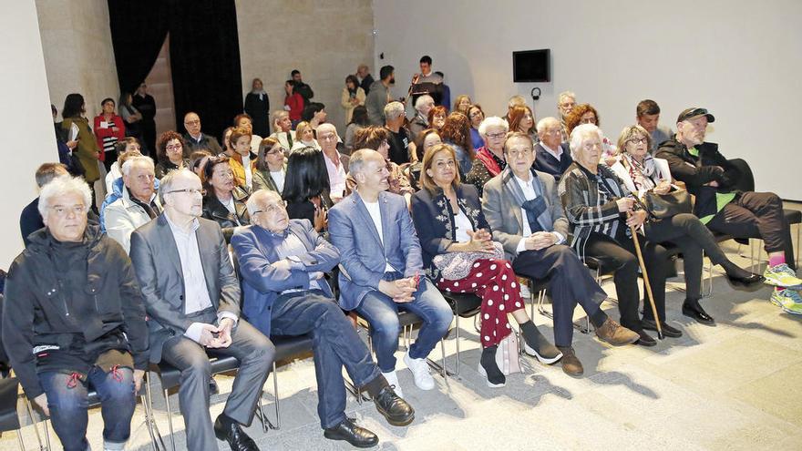 Dir. de &quot;Rescatada&quot;, Miguel Piñeiro; dir. do MARCO, Miguel Fdez; edil de Cultura, Cayetano Rodríguez; del. Zona Franca, David Regades; pres. da Deputación, Carmela Silva; alcalde de Vigo, Abel Caballero; a pedagoga Antía Cal con Hixinio Beiras e familia, e Antón Beiras (entre o público). // Marta G. Brea