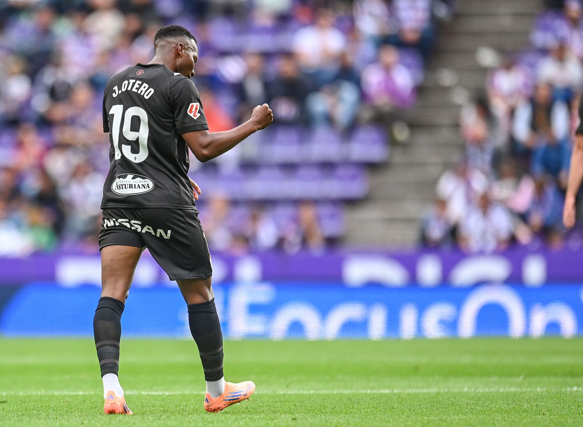 EN IMÁGENES: El Valladolid-Sporting disputado en Zorrilla con notable presencia de La Mareona
