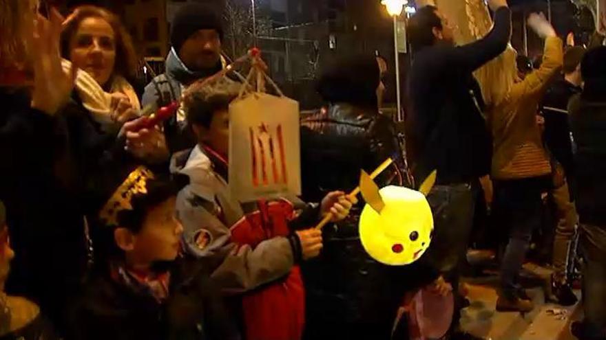 Cientos de farolillos con la estelada reciben a los Reyes Magos en Vic