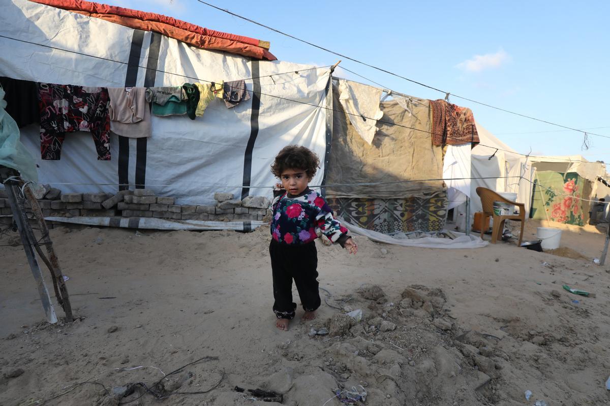 Un niño palestino desplazado en la Franja de Gaza