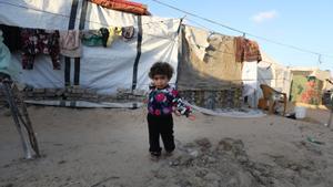 Un niño palestino desplazado en la Franja de Gaza