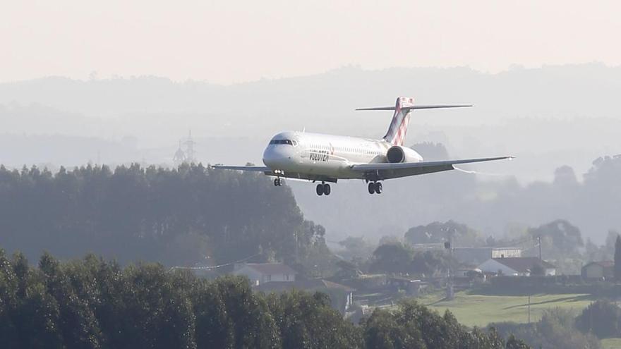 Un avión sobrevolando el Aeropuerto de Asturias