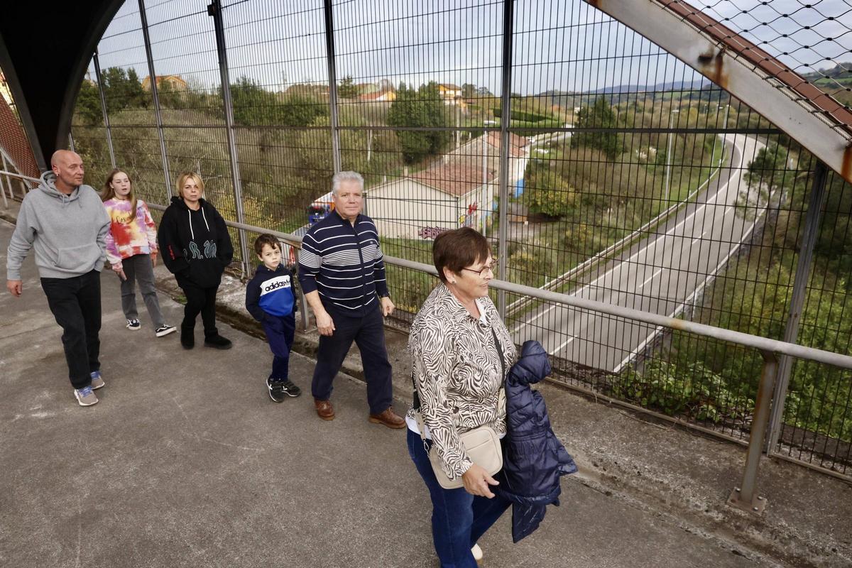 Vecinos de Serín, con la autopista "Y" al fondo.