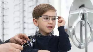 Entornar los ojos, guiñar o acercarse mucho al texto: estas son las señales que pueden indicar que un niño no ve bien