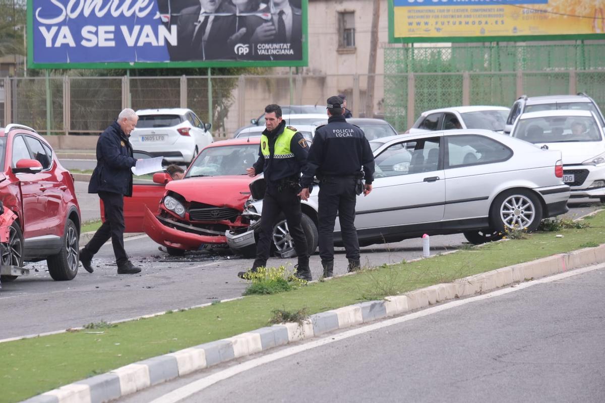 Los tres vehículos implicados en el accidente de tráfico registrado hoy en Elche