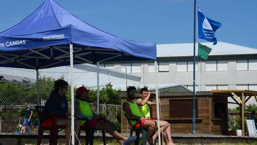 Puesto de socorro en la playa de Rodeira con la bandera azul. // Gonzalo Núñez