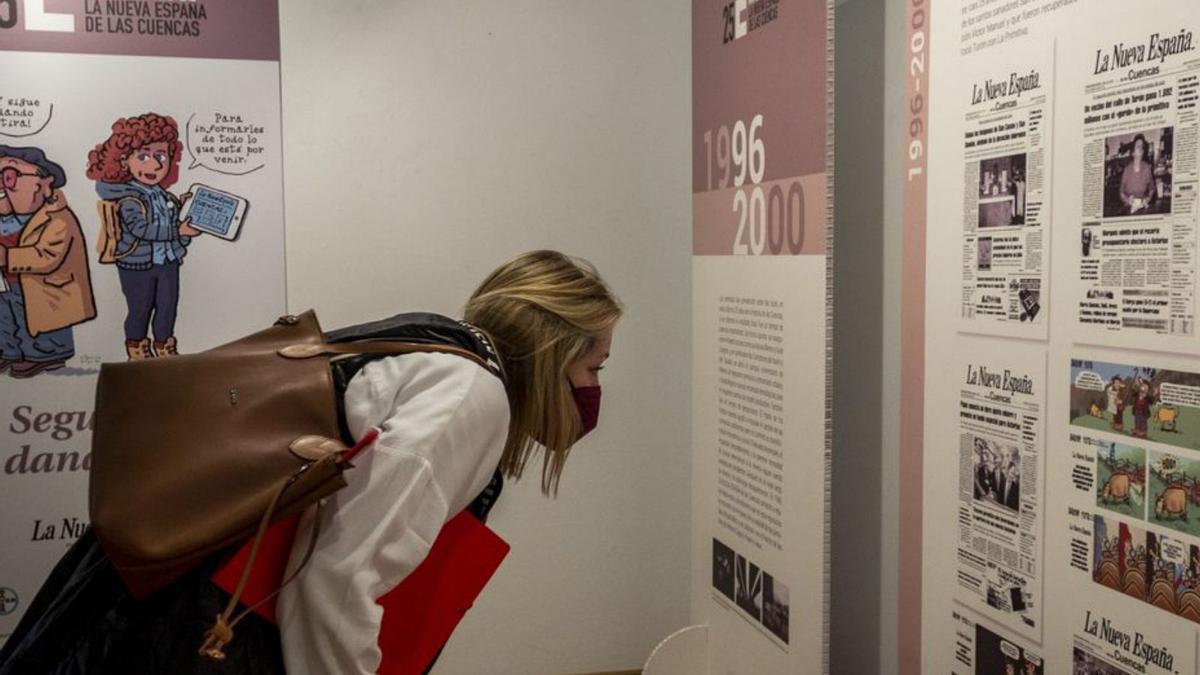 Una visitante en la muestra, en su paso por Langreo.