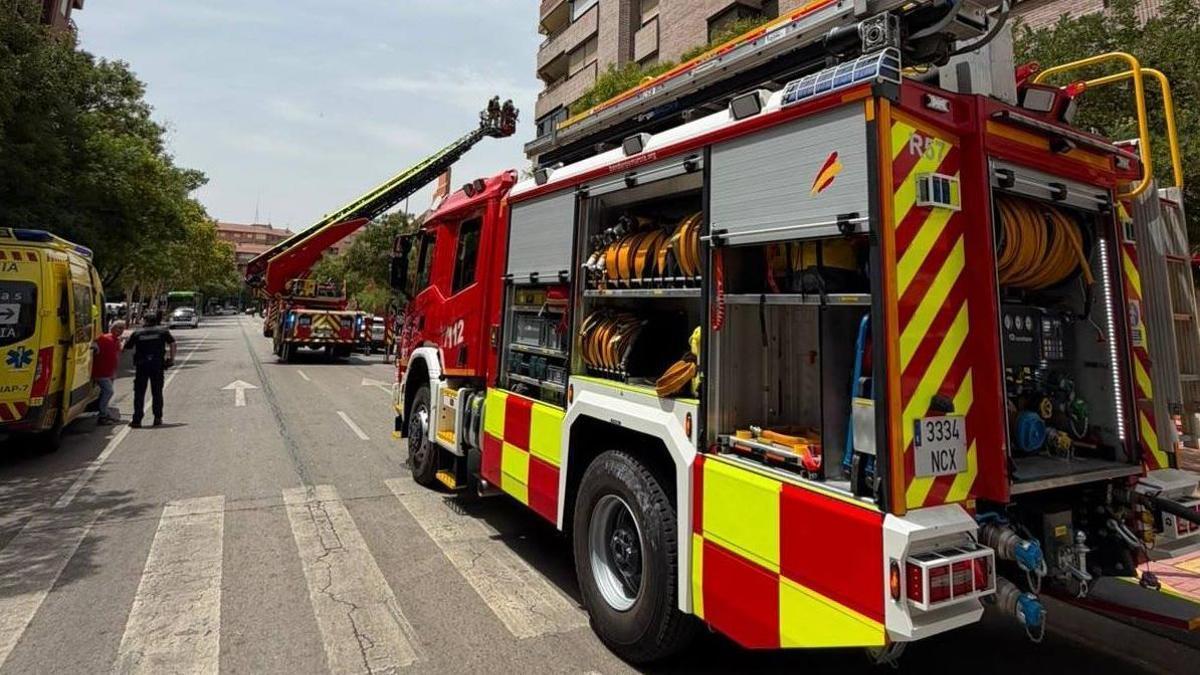 Bomberos, policías y sanitarios movilizados al incendio de Isaac Albéniz en Murcia.