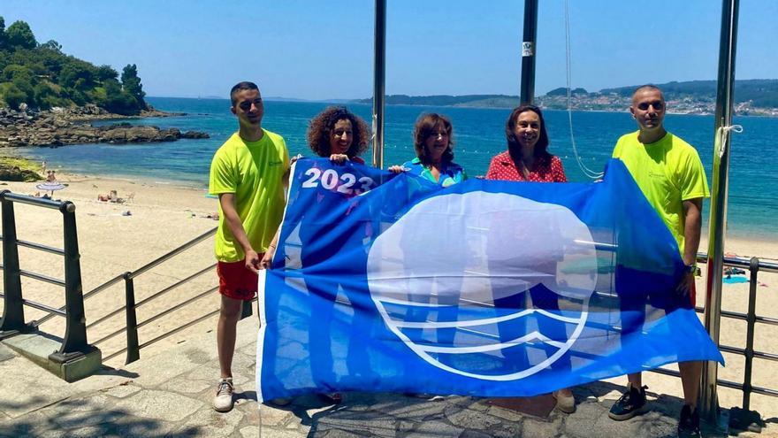 Las playas de Marín estrenan el verano con 25 socorristas y el izado de sus 4 banderas azules