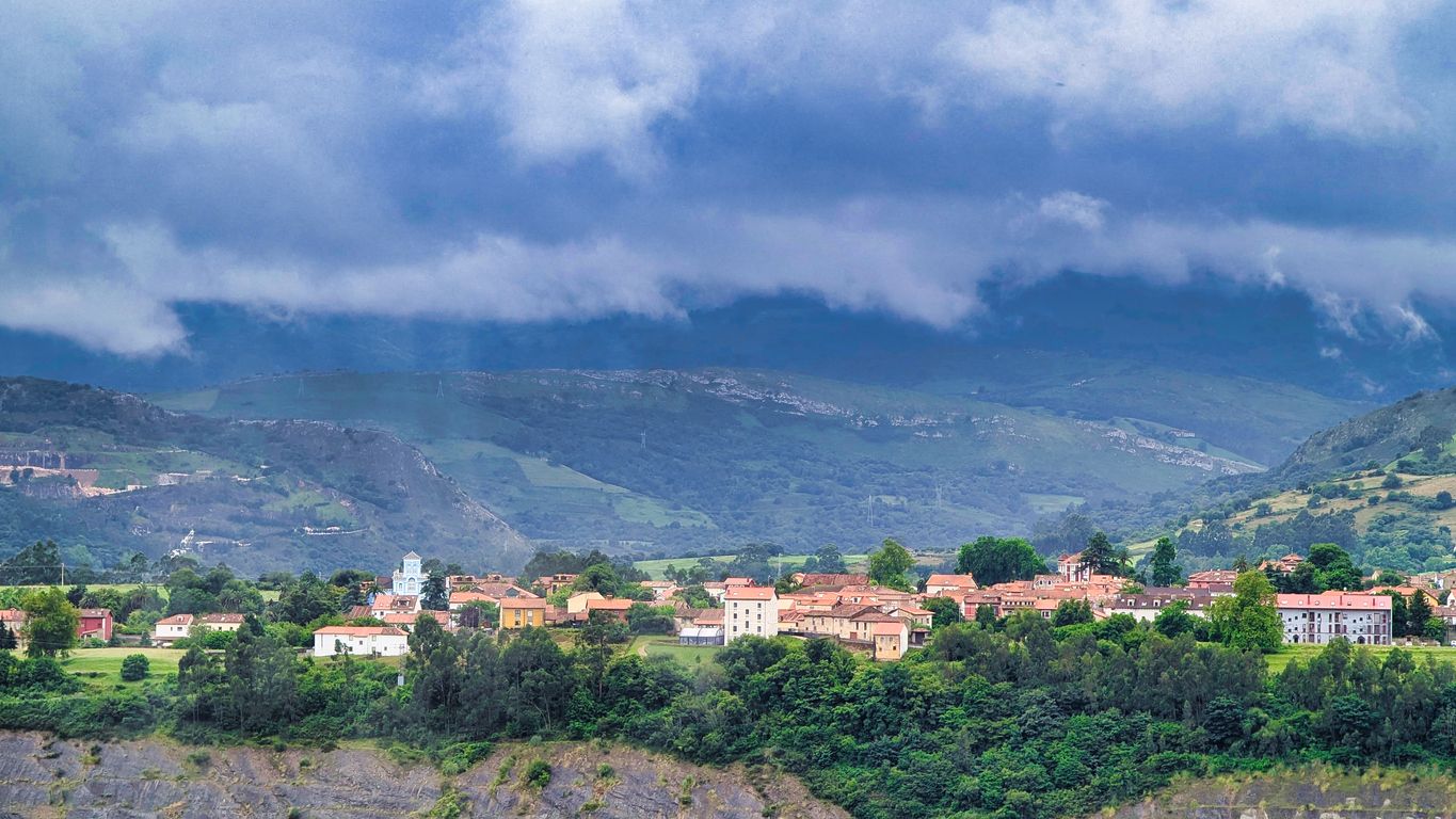 Vista panorámica del pueblo de Colombres, Ribadedeva, Asturias, España
