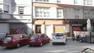 Oleada de grafitis en varios bajos de la calle Pastor Díaz de A Coruña
