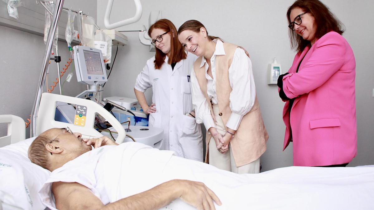 La presidenta Marga Prohens visita a un paciente que ha sido tratado con terapia CAR-T en Son Espases