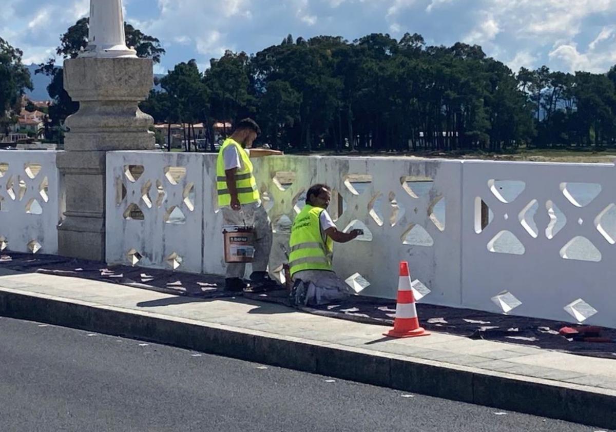 El pintado de la balaustrada del puente de A Toxa, ayer. |   //  FDV