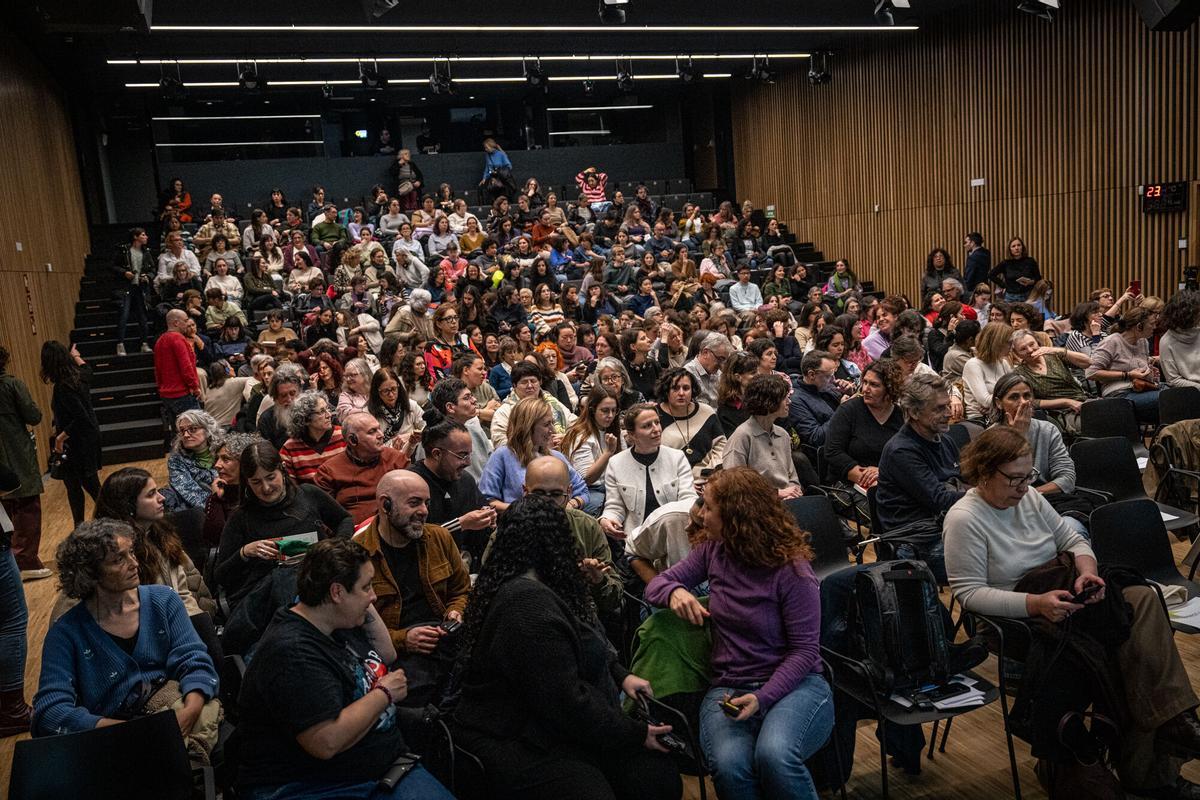 Imagen de la sala  J. V. Foix de Barcelona, durante el acto de presentación del libro, Un himno a la vida. Mi historia.