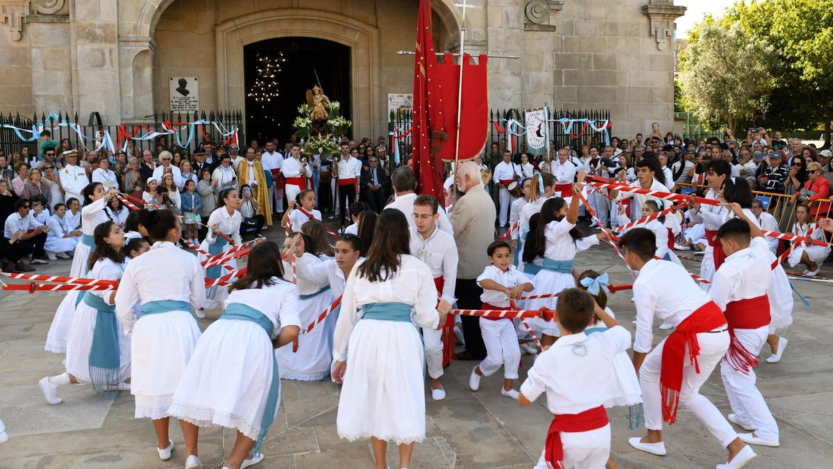 Inicio de la procesión de la danza de espadas.