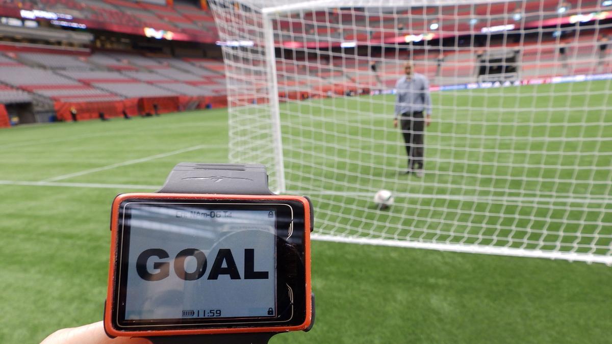 El reloj donde el árbitro recibe un aviso para saber si el balón ha traspasado o no la línea de gol.