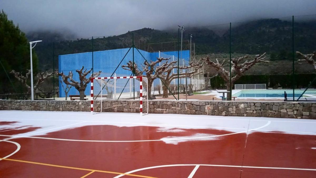 Una fina capa de nieve cubría a mediodía las pistas polideportivas de Fageca.